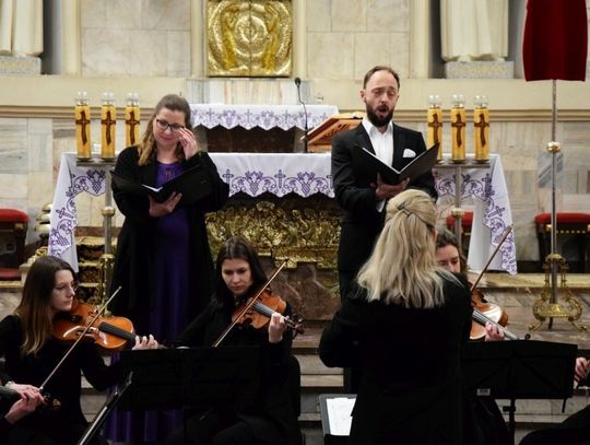 „Koncert pasyjny” pamięci ofiar katastrofy smoleńskiej. Muzyka klasyczna i nastrój Wielkopostny 