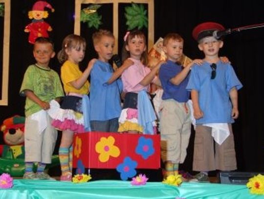 Konik na biegunach od posła i wielka maskotka od radnego