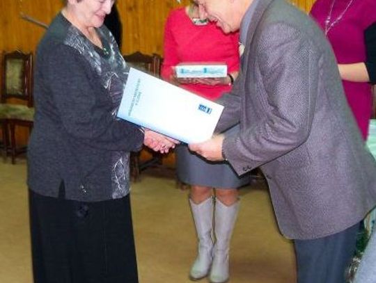 Konkurs na iluminację świąteczną. Ma 81 lat i nadal świeci... przykładem