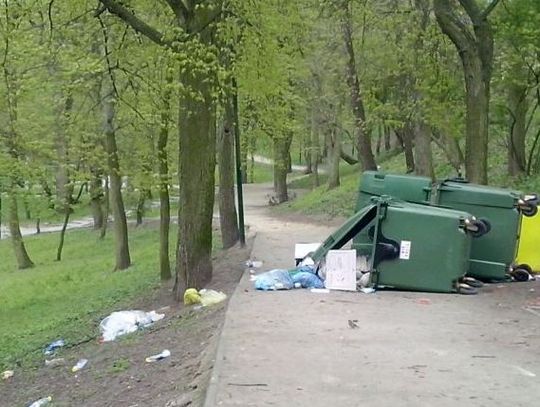 Kontenery lecą ze skarpy… Wandale znaleźli sobie nową zabawę!