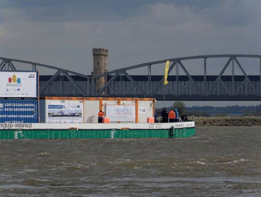 Kontenery popłynęły Wisłą - na razie na próbę. Niecodzienne widoki z tczewskiego nabrzeża