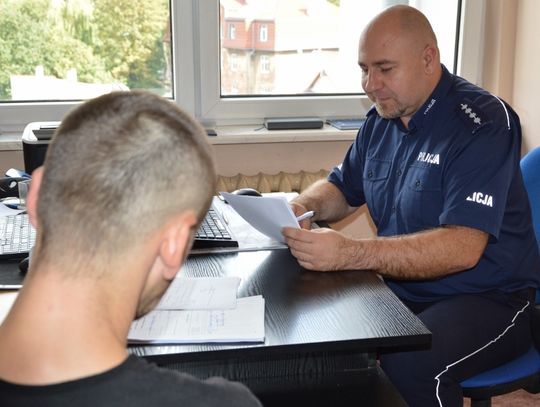 Kopał i uderzał w drzwi mieszkania swojej matki. Kosztowna awantura