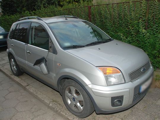 Kopali zaparkowane auta. Efekt: zniszczone 12 samochodów.