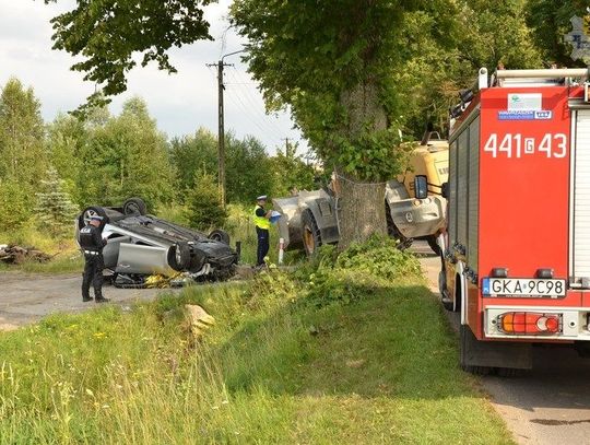 Koparka uderzyła w bok fiata - auto dachowało