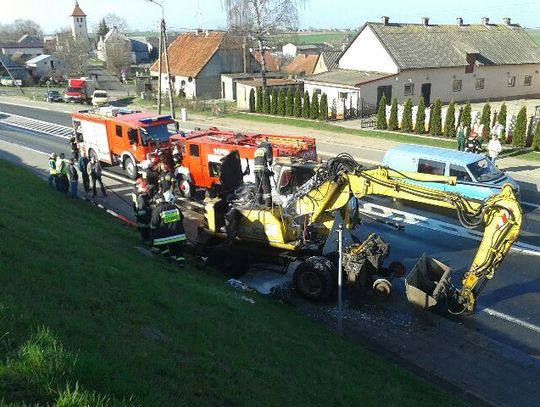 Koparka w ogniu. Pożar ugaszono, utrudnienia w ruchu trwają