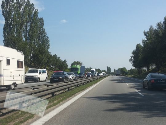 Korek na obowodnicy po wypadku samochodowym w Kowalach