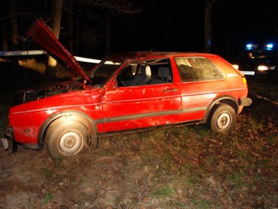 Koziołkując zatrzymał się w rowie. "Wężykiem" na prostej drodze