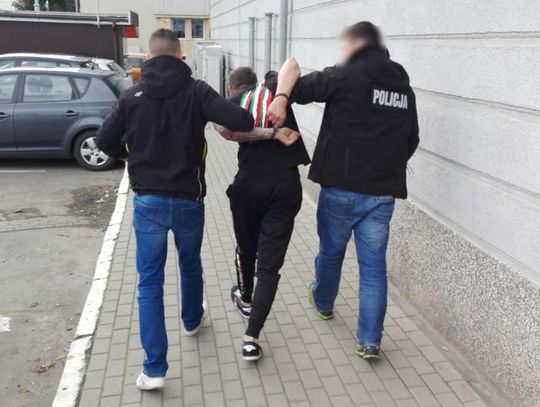 Kradł paczki z samochodów kurierskich