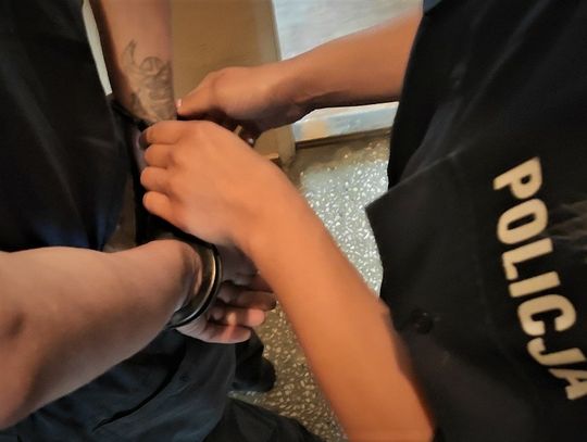 Krewki 37-latek kulą ortopedyczną wybił szybę w aucie!