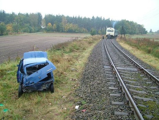 Krok od śmierci – 88-latek w aucie, w które wjechał pociąg