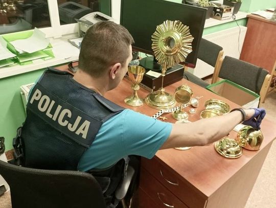 Kryminalni z Ustki zatrzymali 26-latka, który ukradł z kościoła naczynia liturgiczne o wartości blisko 20 tysięcy złotych.