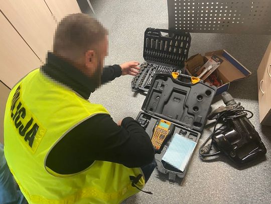 Kryminalni zatrzymali włamywacza i odzyskali część zabezpieczonych elektronarzędzi