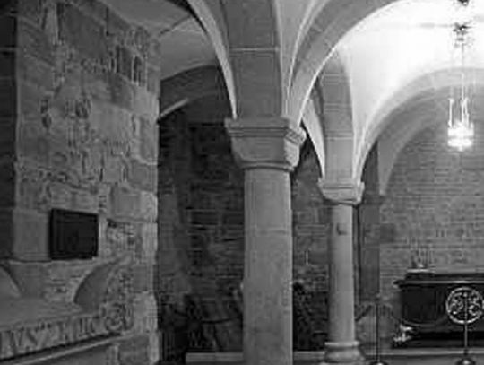 Krypta Katyńska na Wawelu - godne miejsce pamięci ofiar katastrofy i zamordowanych w Katyniu