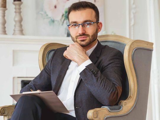 Krzesła z podłokietnikami - które z nich warto wybrać do domu?