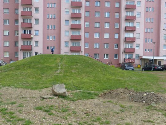 "Kto posprząta rozbite szkło przy skwerze?"