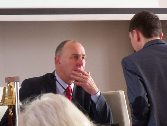 Kto wciska nie ten przycisk? Radni mają problem z głosowaniem