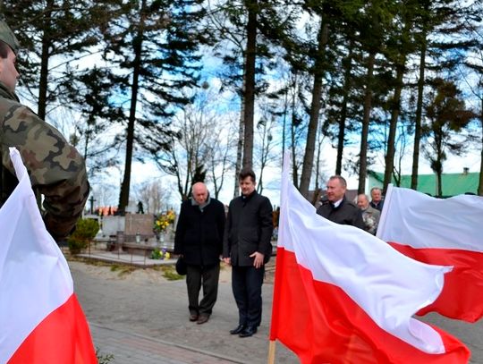 Kwiaty dla ofiar stalinizmu i katastrofy pod Smoleńskiem