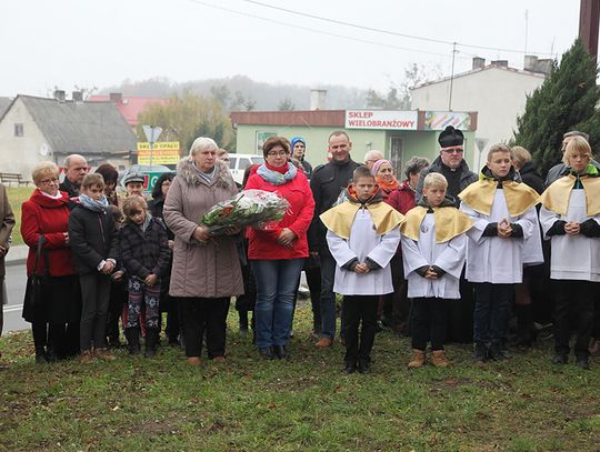 Kwiaty i znicze w rocznicę Niepodległości