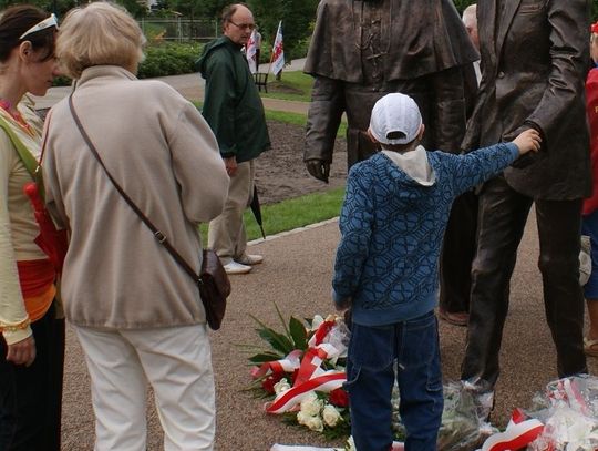 Kwiaty u stóp Jana Pawła II  - wdzięczni za pontyfikat, z wiarą w dobro 