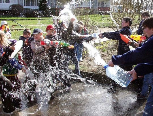 Lany Poniedziałek - dużo wody, smaganie rózgami - dla tradycji