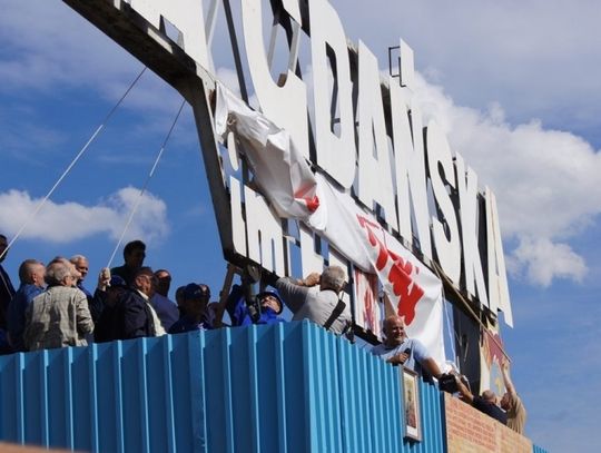 Lenin na śmietniku. &quot;Solidarność&quot; odcięła kontrowersyjny napis na Stoczni Gdańskiej