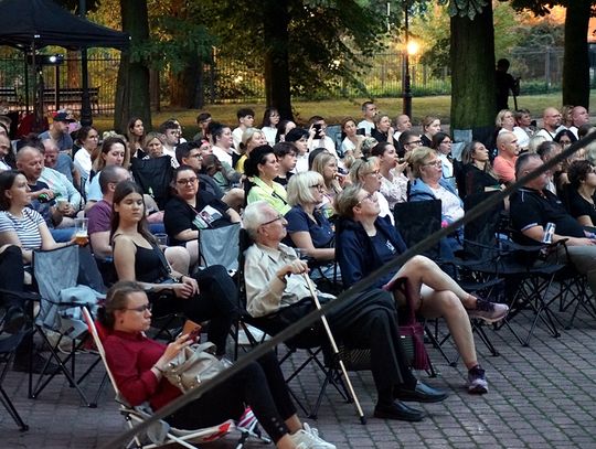 Letni seans w parku Centrum Kultury i Sztuki. Widownia obejrzała „Wieloryba” D. Arofosnky'ego