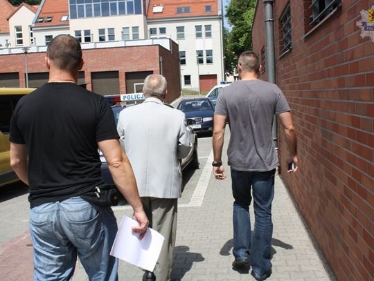 Lewy handel pod sopockim ratuszem