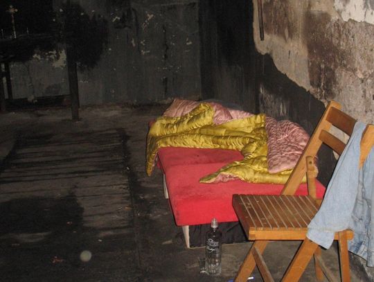 Libacje, pożary i trup w garażu