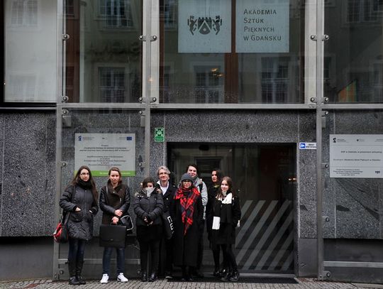 Licealiści z słupskiego plastyka na warsztatach rysunku z profesor Marią Targońską