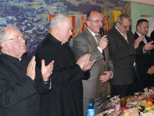 Liczby od wójta i kwiaty dla wójta