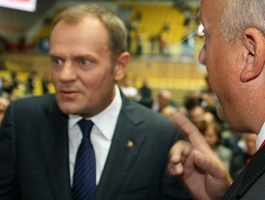 Lis "wprost" na tropie Tuska. Milionowe loty premiera do domu