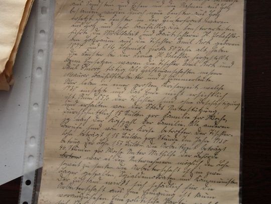 List robotnika i gazeta z 1932 r. Sensacyjne znalezisko w czasie wymiany okien w Dworze Artusa