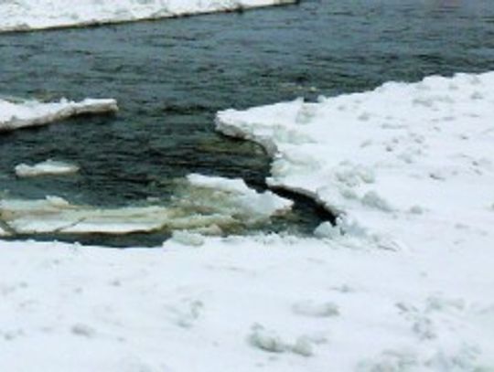 Lód załamał się pod wędkarzami. Rozpaczliwie wołali o pomoc