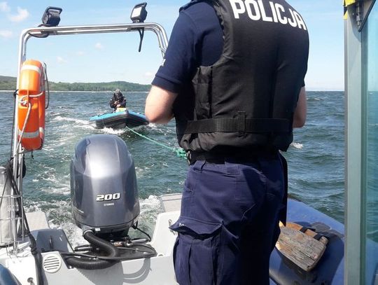 Łódź z 4 osobami bez kamizelek ratunkowych dryfowała po Zatoce Gdańskiej. Musiała pomóc Policja wodna
