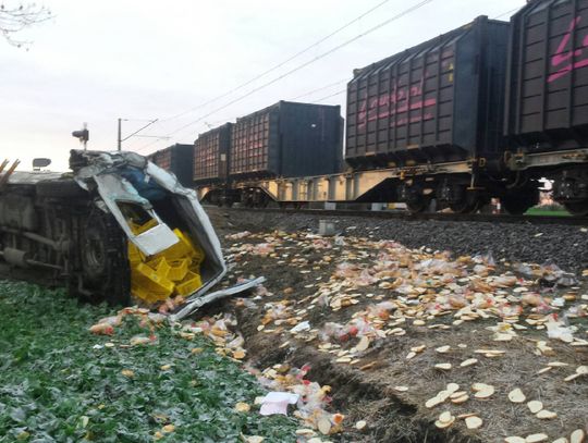 Lokomotywa zmiażdżyła auto na przejeździe!