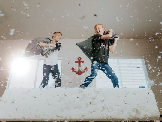 Łóżko piętrowe rozwiązaniem dla małego pokoju.