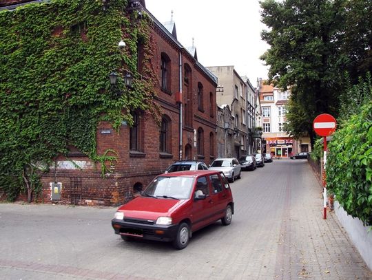 Ludzie uciekają spod kół 