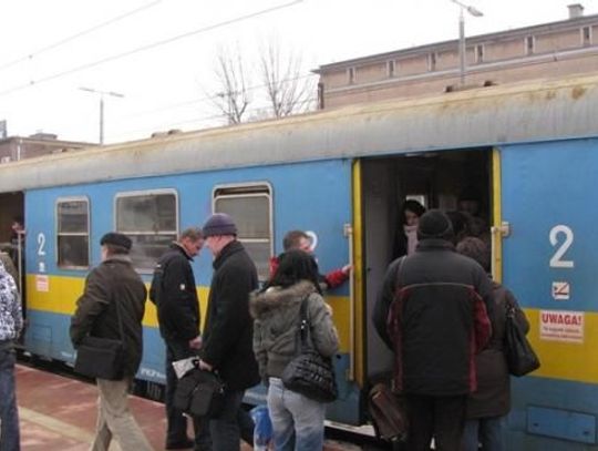 Luźniej w pociągach nie będzie. Zdaniem przewoźnika, to młodzież tworzy sztuczny tłok  