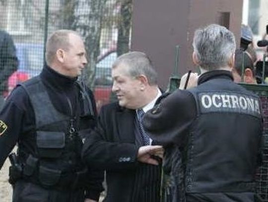 Łyżwiński z policjantami "posiedział" w windzie 50 min.