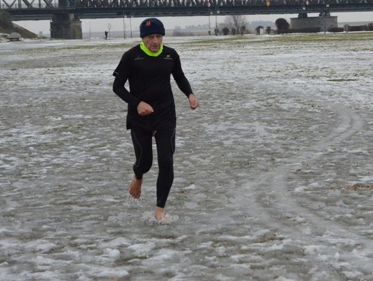 Ma 68 lat i wszystkie tczewskie biegi pokonuje... na boso! Nawet w największy mróz