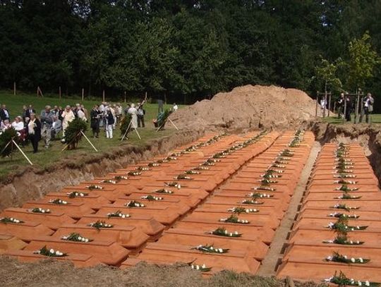 Malborskie szczątki złożone w kwaterze niemieckiej na cmentarzu wojenny w Glinnej