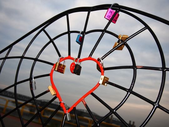 Mało kłódek na ławeczce miłości. Tczew nie jest miastem zakochanych?