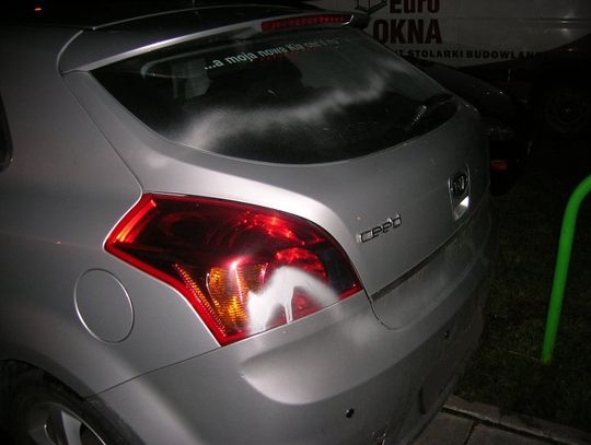 Malował samochód sąsiada w ...piżamie