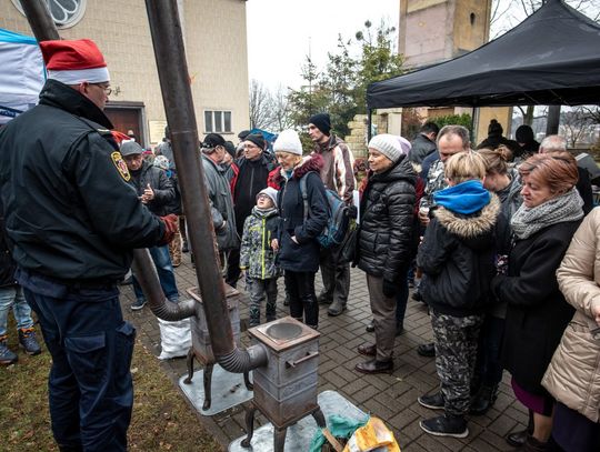 Mały Kack już wie, jak palić w piecu