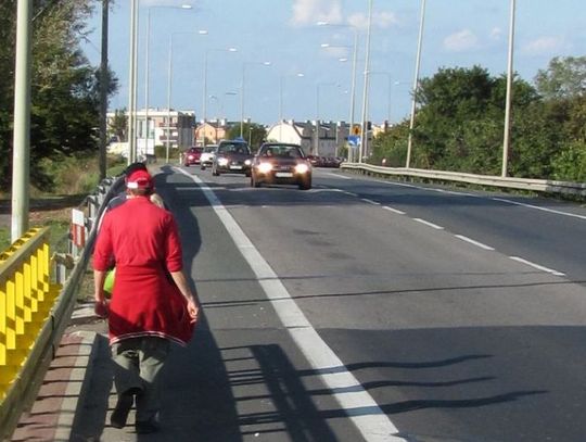 Mandat za... brak chodnika. Nadgorliwość policji?