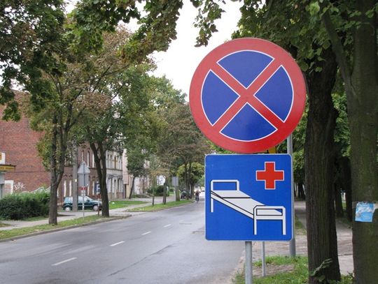 Mandat za nieświadomość? Parkowanie przy płocie szpitala jest zabronione