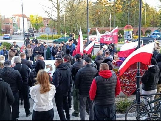 Manifestacja pod tczewskim ratuszem.  Nie dla polityki migracyjnej UE