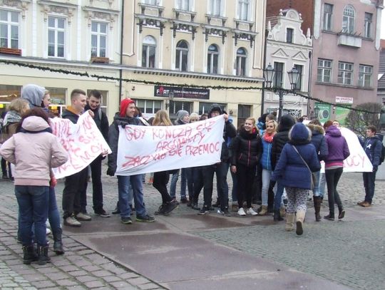 Marsz ulicami Tczewa. 250 uczniów szło z transparentami