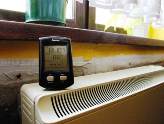 Marzną pomimo słoneczej aury. Okres grzewczy - relikt czy konieczność? 