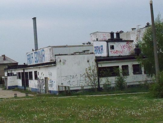 Masarnia ciągle straszy. Zamurowali, a bezdomni i tak wchodzą...